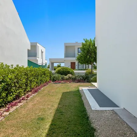 Serenity Waves 17 * Larnaca