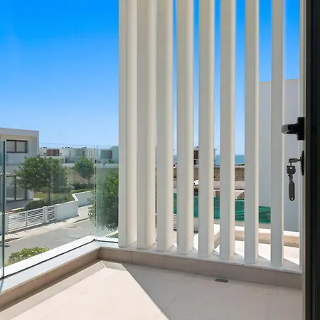 Serenity Waves 17 וילה לרנקה